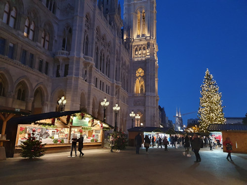 View of the Christkindlmarkt with the Rathaus behind