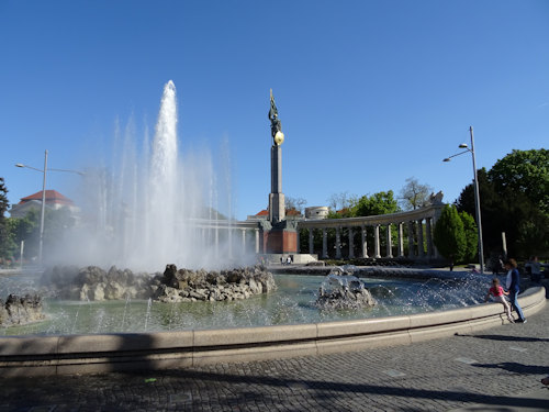 Fountain and red army monument