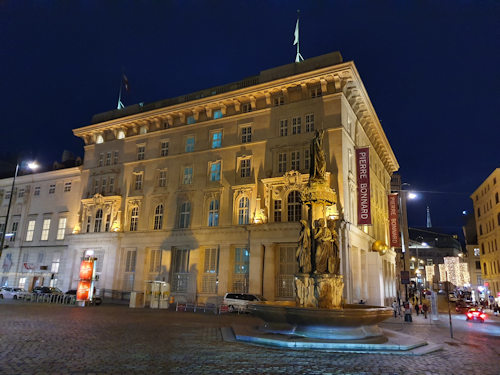 The Kunstforum at night