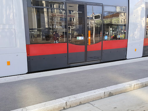 Raised tram platform for wheelchair access