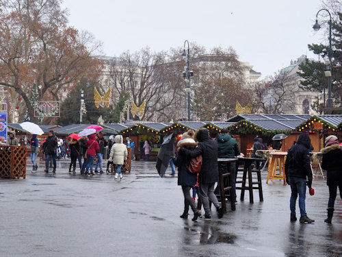 Seasonal market on the Rathausplatz