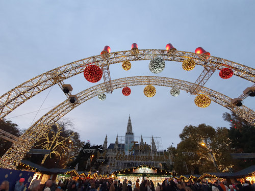 Arch of lights at the Rathausplatz market