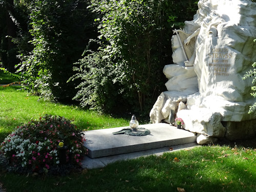 Johann Strauss's grave: full view