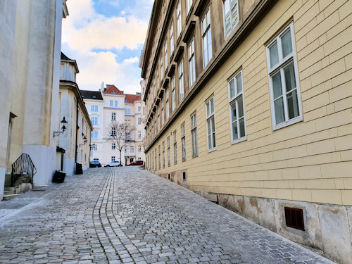 Street alongside Sankt-Ulrichs-Platz