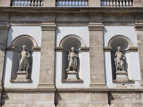 River statues on the Albrechtsbrunnen