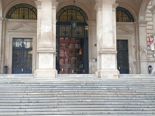 Steps leading up to the University of Vienna main building