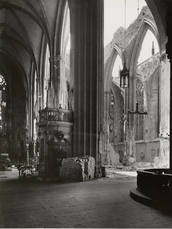 A war-damaged Stephansdom cathedral