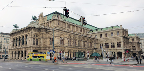 Wide shot of the Staatsoper