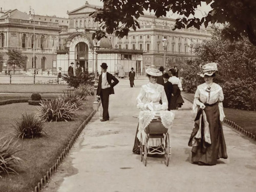 Women walking on Karlsplatz