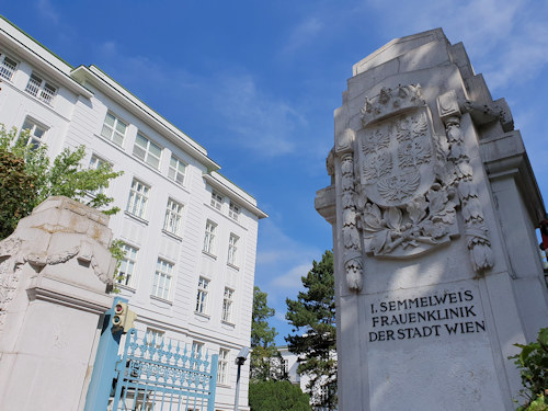 Entrance gate to the former Seemelweis women's hospital