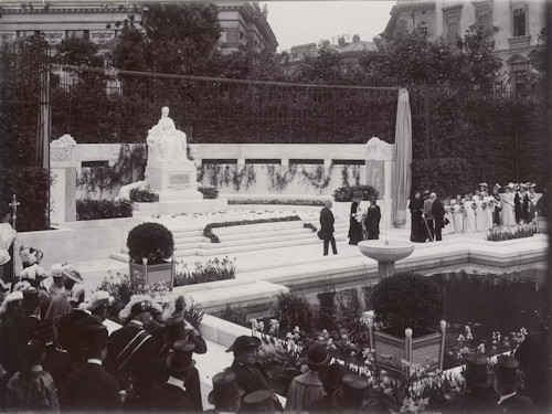 Photo of the unveiling in 1907 of the Empress Elisabeth memorial