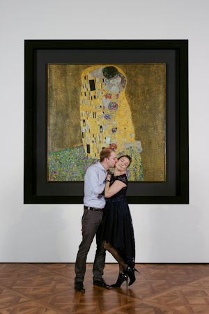 Couple kissing in front of Klimt's The Kiss